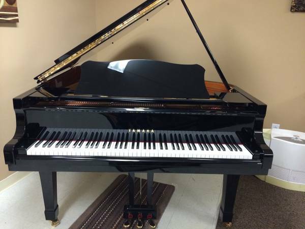 Pre-owned Yamaha Piano Front
